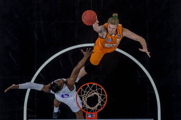 伊藤美诚等 伊藤美诚等